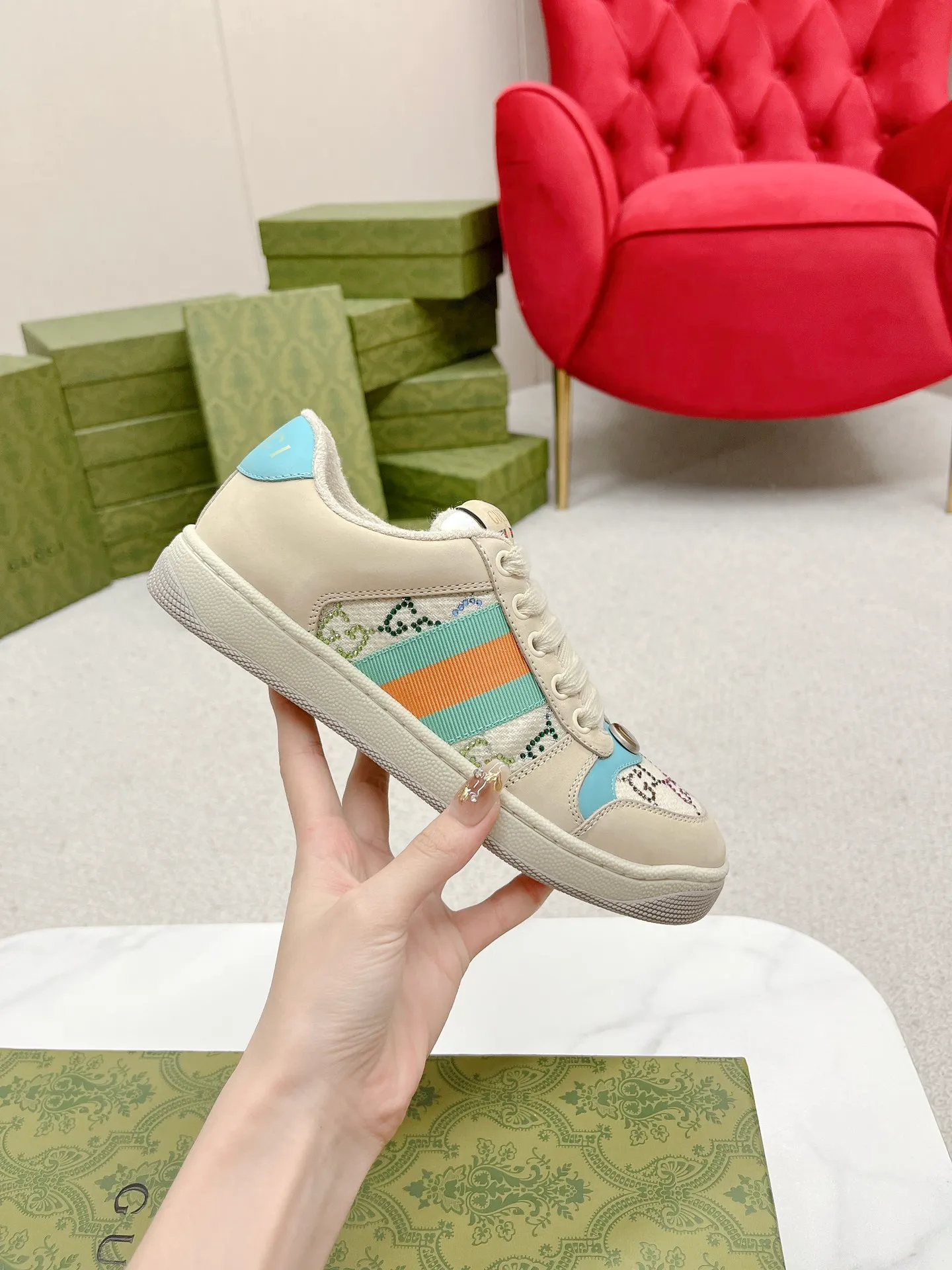 👟👟Ex-factory price 480👟👟 Gucci————Purchase version GG series distressed dirty shoes-hot style is coming! 9 times out of 10 sales, you will definitely get the money. Ready stock! Spot goods! Spot goods! New colors added - the ultimate version on the market! Purchase the original version and develop it... fabric, material, outsole, and details can be compared at will! Open-mold Swarovski one-to-one replica rhinestone chain...Metal cherry pendant...Metal double G crystal cylindrical mark...Gucci original customized narrow webbing...Super flash series - flash diamond chain. The cherry decoration is detachable and can be changed into two to match with each other to show your personality. Exclusive color-brushed cowhide fabric. Hand-made distressed is very textured and has a sense of luxury! The details of the workmanship can be seen in the drawings, and no line is missed. The original terry cloth is delicate, soft and more comfortable and breathable. The privately stamped two-color original TPU outsole (lower layer is wider, upper layer is narrower). Matching packaging⭐️ Size: Female 35-40 (Female 41 customized)
